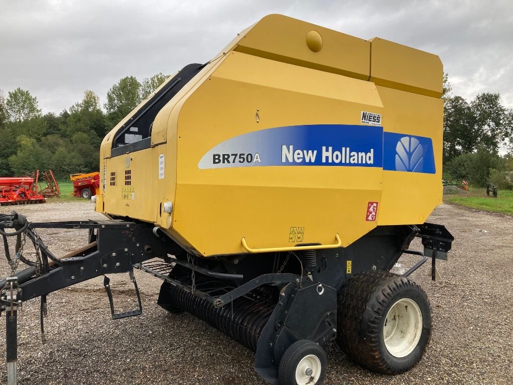 Rundballenpresse des Typs New Holland BR750A, Gebrauchtmaschine in MORHANGE (Bild 2)
