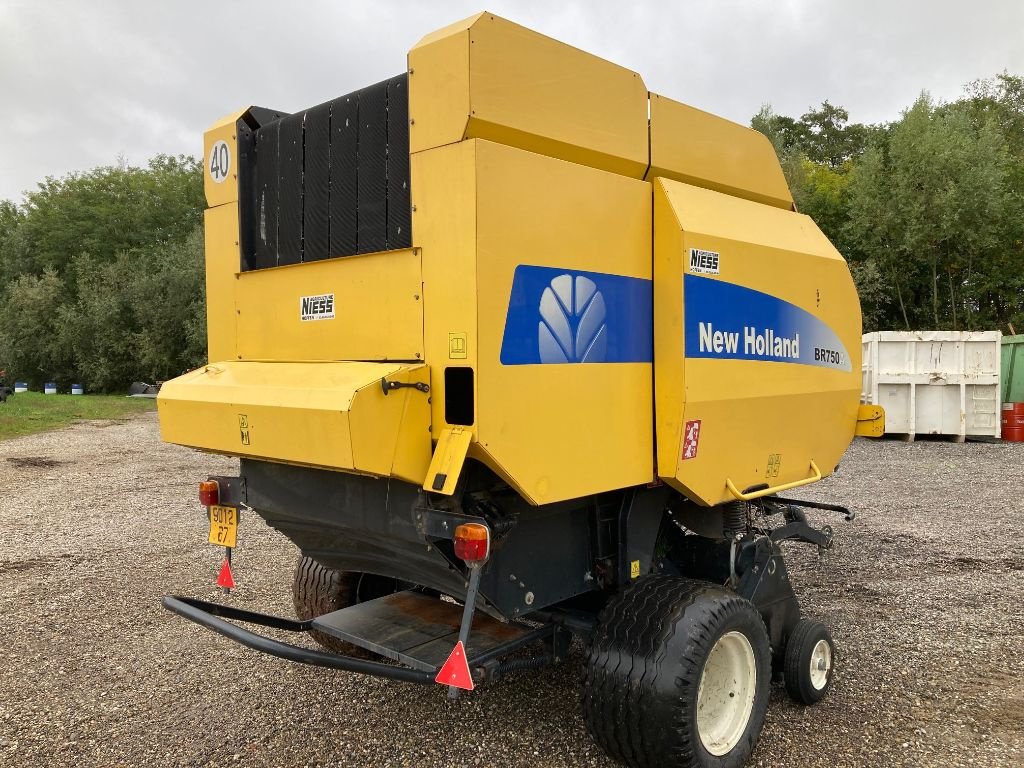 Rundballenpresse des Typs New Holland BR750A, Gebrauchtmaschine in MORHANGE (Bild 3)
