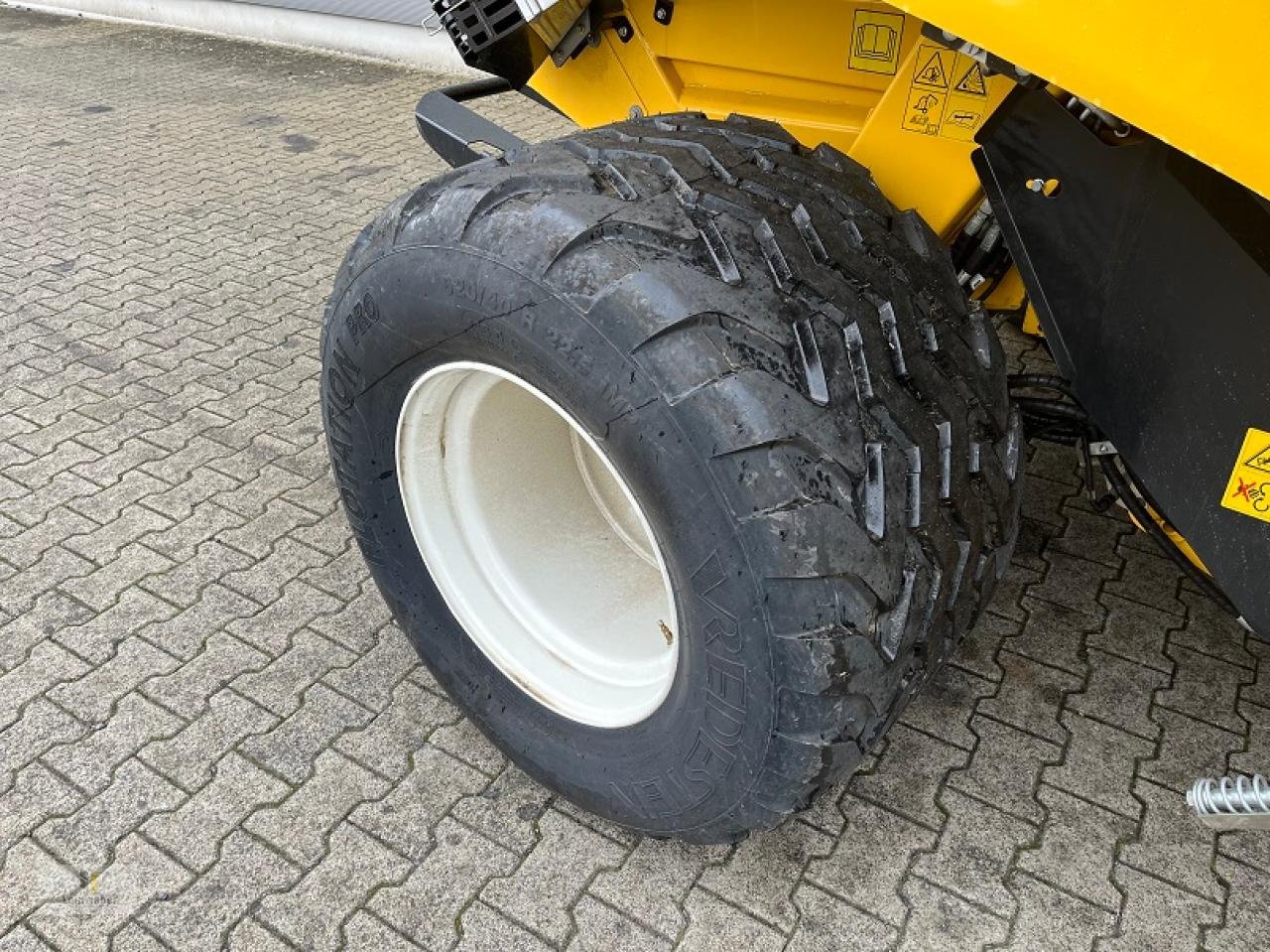 Rundballenpresse des Typs New Holland Pro Belt 190 RC, Neumaschine in Neuhof - Dorfborn (Bild 5)