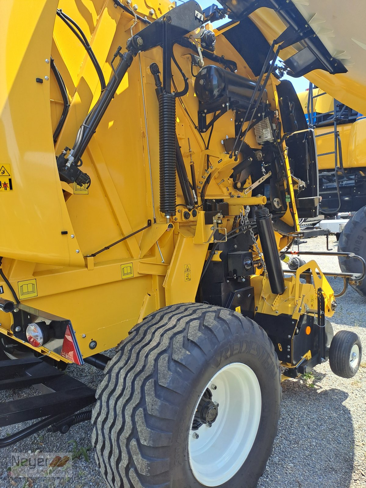 Rundballenpresse des Typs New Holland RB 180 C, Neumaschine in Bad Waldsee Mennisweiler (Bild 5)