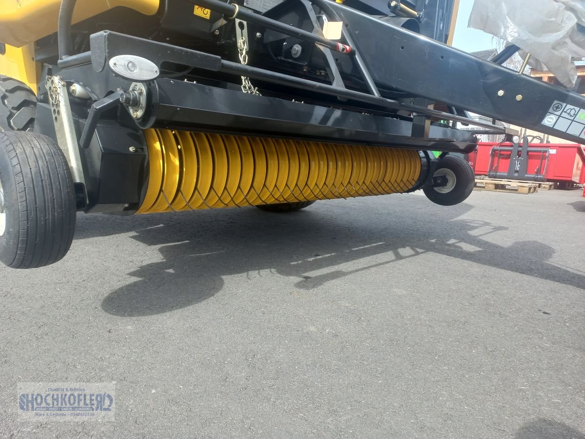 Rundballenpresse des Typs New Holland Roll Bar 125, Neumaschine in Wies (Bild 5)