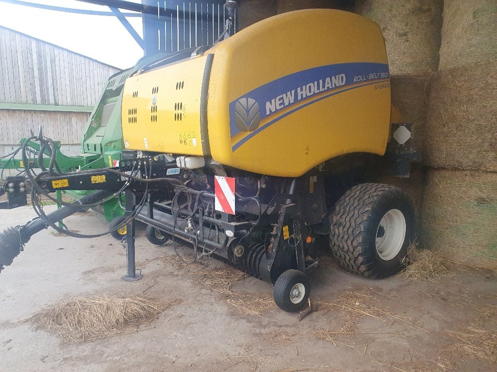 Rundballenpresse des Typs New Holland Roll belt 150, Gebrauchtmaschine in SAINTENY (Bild 3)
