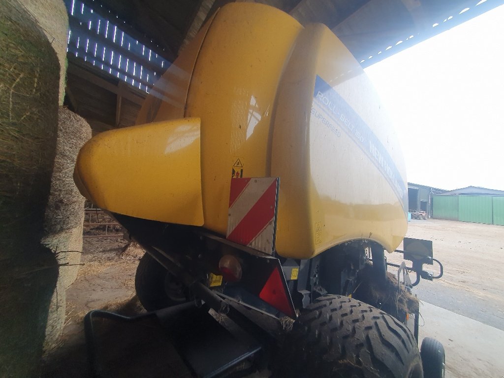 Rundballenpresse des Typs New Holland Roll belt 150, Gebrauchtmaschine in SAINTENY (Bild 4)
