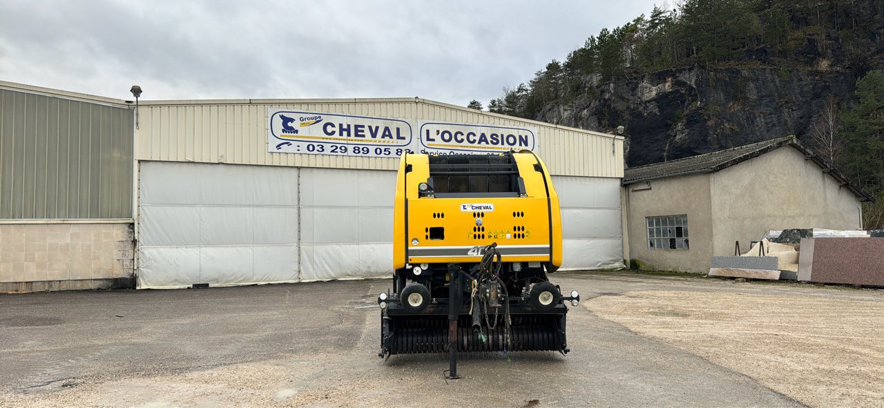 Rundballenpresse типа New Holland ROLL BELT 180 SE, Gebrauchtmaschine в Saint-Nabord (Фотография 4)