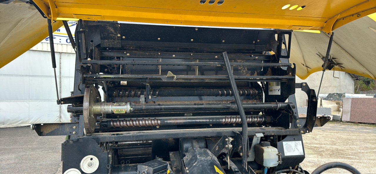 Rundballenpresse of the type New Holland ROLL BELT 180 SE, Gebrauchtmaschine in Lérouville (Picture 8)