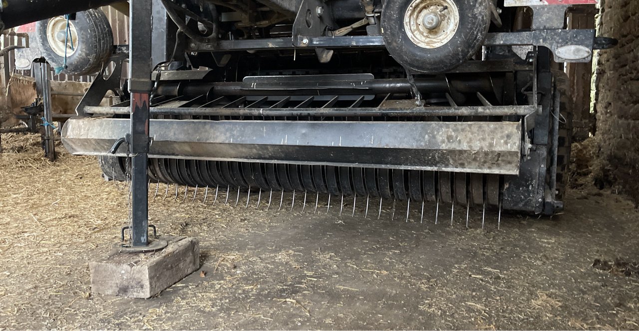 Rundballenpresse типа New Holland Roll-Belt 180 SuperFeed, Gebrauchtmaschine в Roches-sur-Marne (Фотография 6)