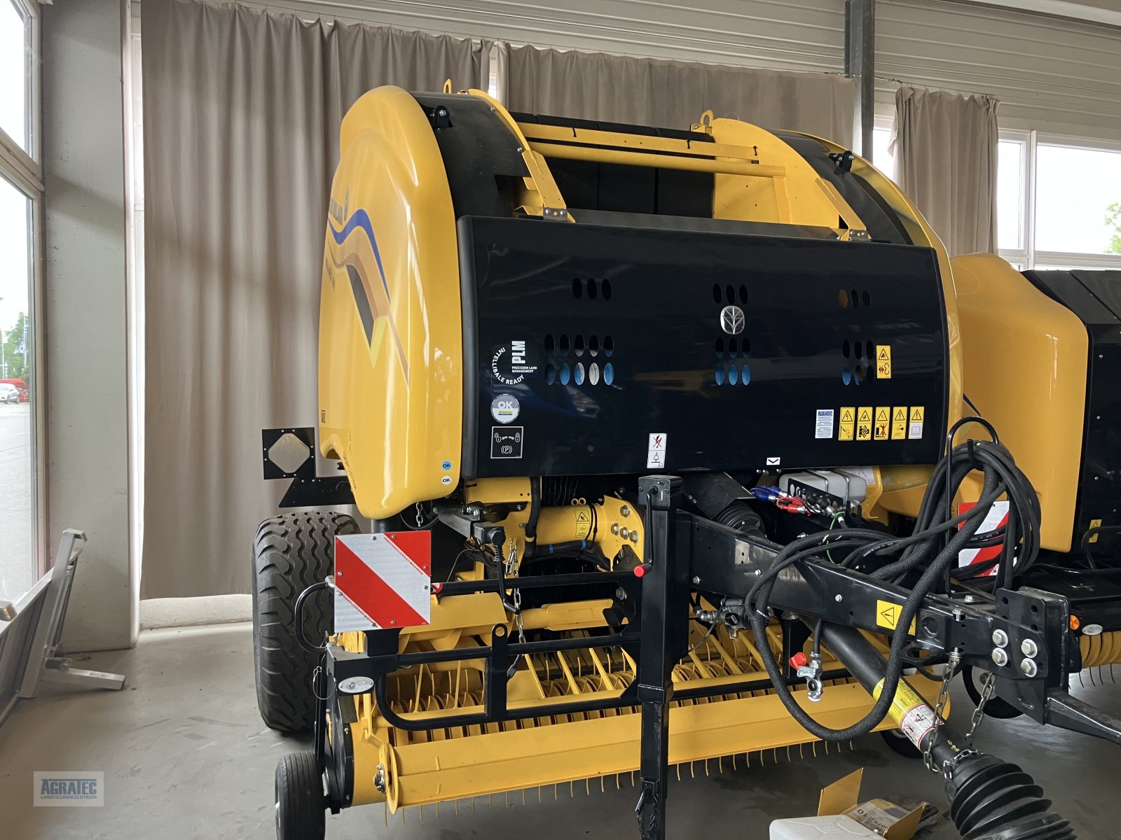 Rundballenpresse des Typs New Holland Roll Belt 180, Neumaschine in Salching bei Straubing (Bild 1)