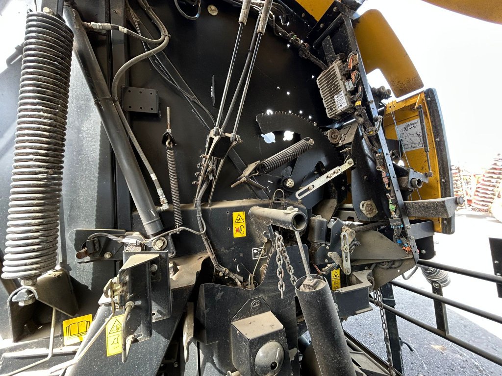 Rundballenpresse tip New Holland ROLL-BELT180, Gebrauchtmaschine in JOSSELIN (Poză 11)