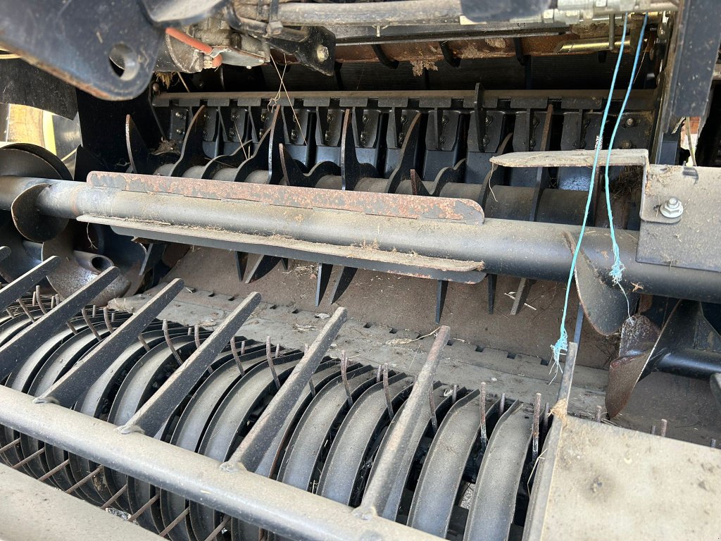 Rundballenpresse tip New Holland ROLL-BELT180, Gebrauchtmaschine in JOSSELIN (Poză 5)