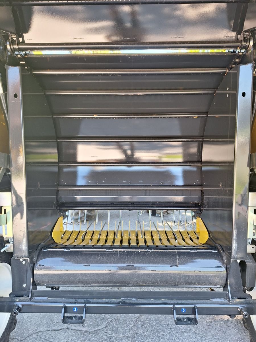 Rundballenpresse des Typs New Holland Rollbar 120 Utility ohne Schneidwerk, Neumaschine in Burgkirchen (Bild 2)