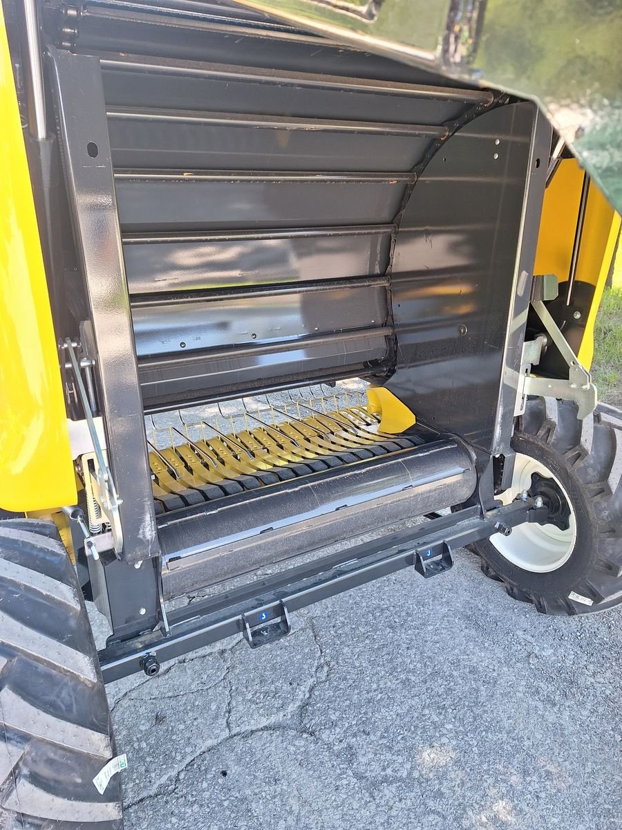 Rundballenpresse des Typs New Holland Rollbar 120 Utility ohne Schneidwerk, Neumaschine in Burgkirchen (Bild 3)