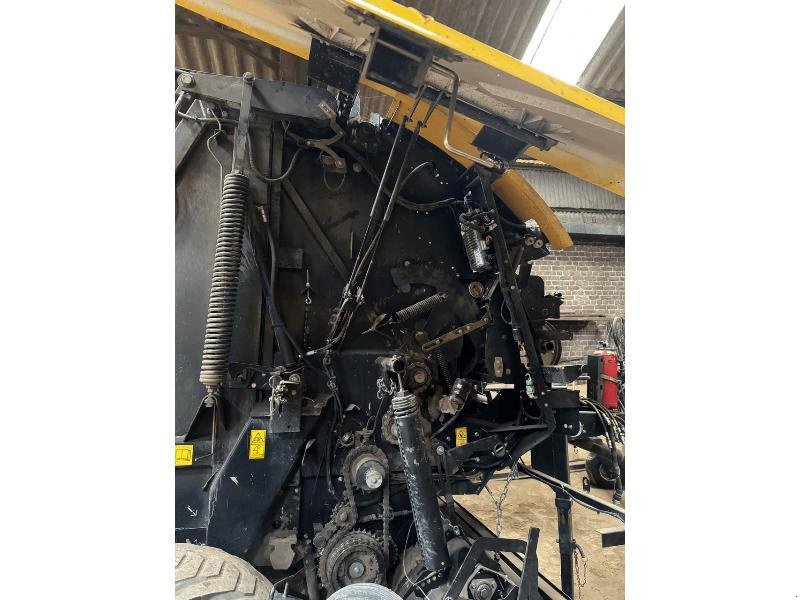 Rundballenpresse des Typs New Holland ROLLBELT 180, Gebrauchtmaschine in Wargnies Le Grand (Bild 5)