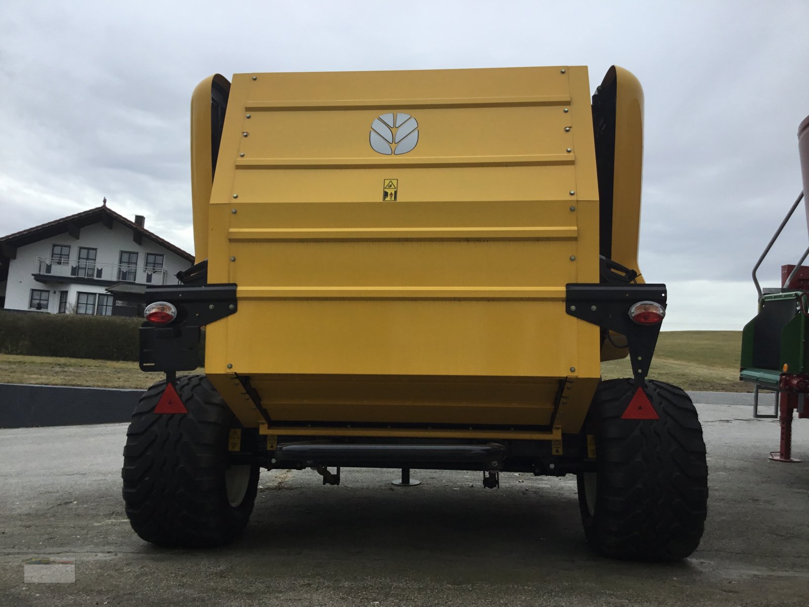 Rundballenpresse des Typs New Holland Roto-Bar 125, Neumaschine in Fürsteneck (Bild 2)