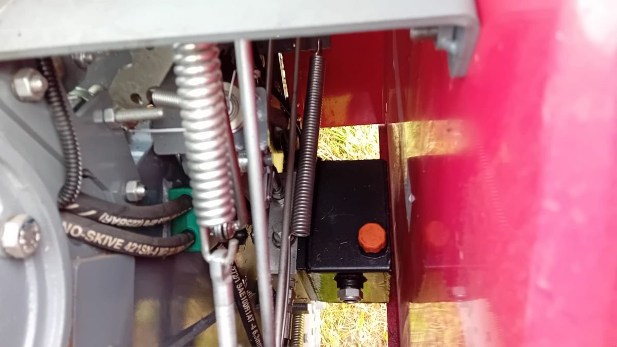 Rundballenpresse des Typs Sonstige Rundballenpresse SRB-60 Plus, Neumaschine in NATTERNBACH (Bild 9)