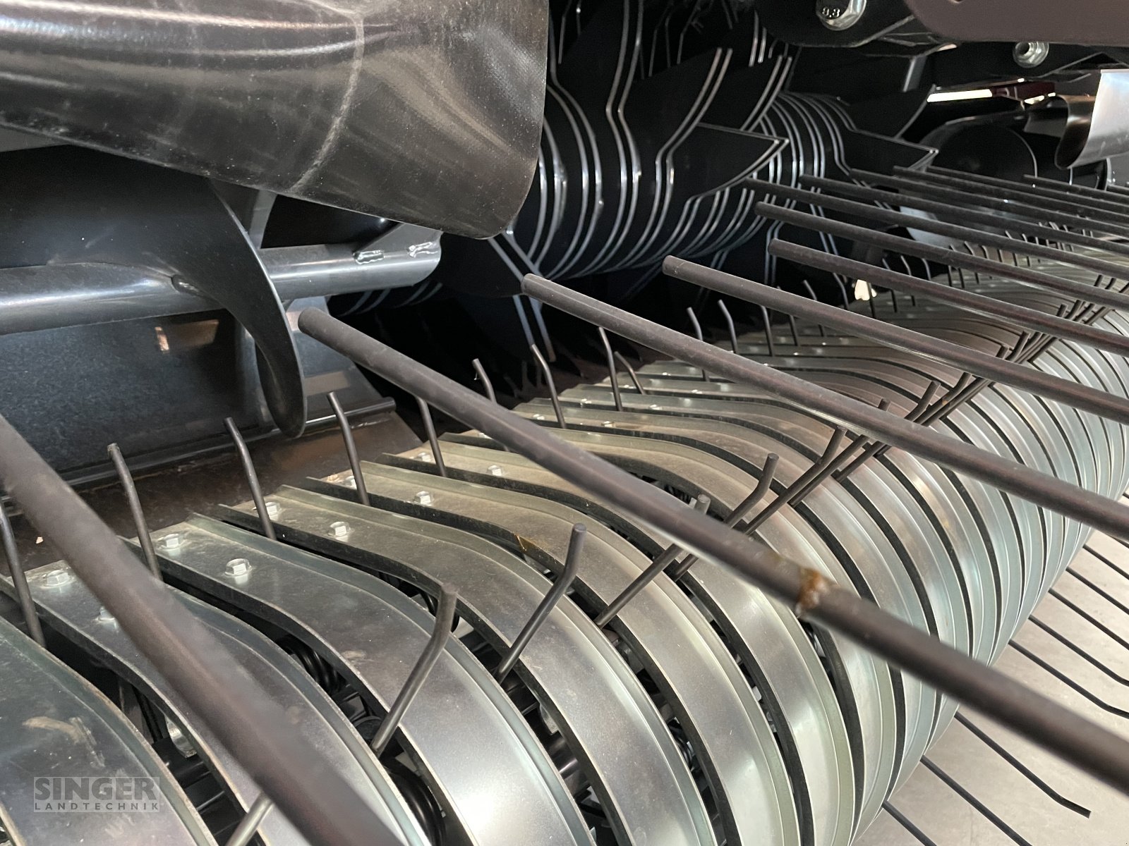 Rundballenpresse des Typs Vicon Fixbale 500, Neumaschine in Ebenhofen (Bild 3)