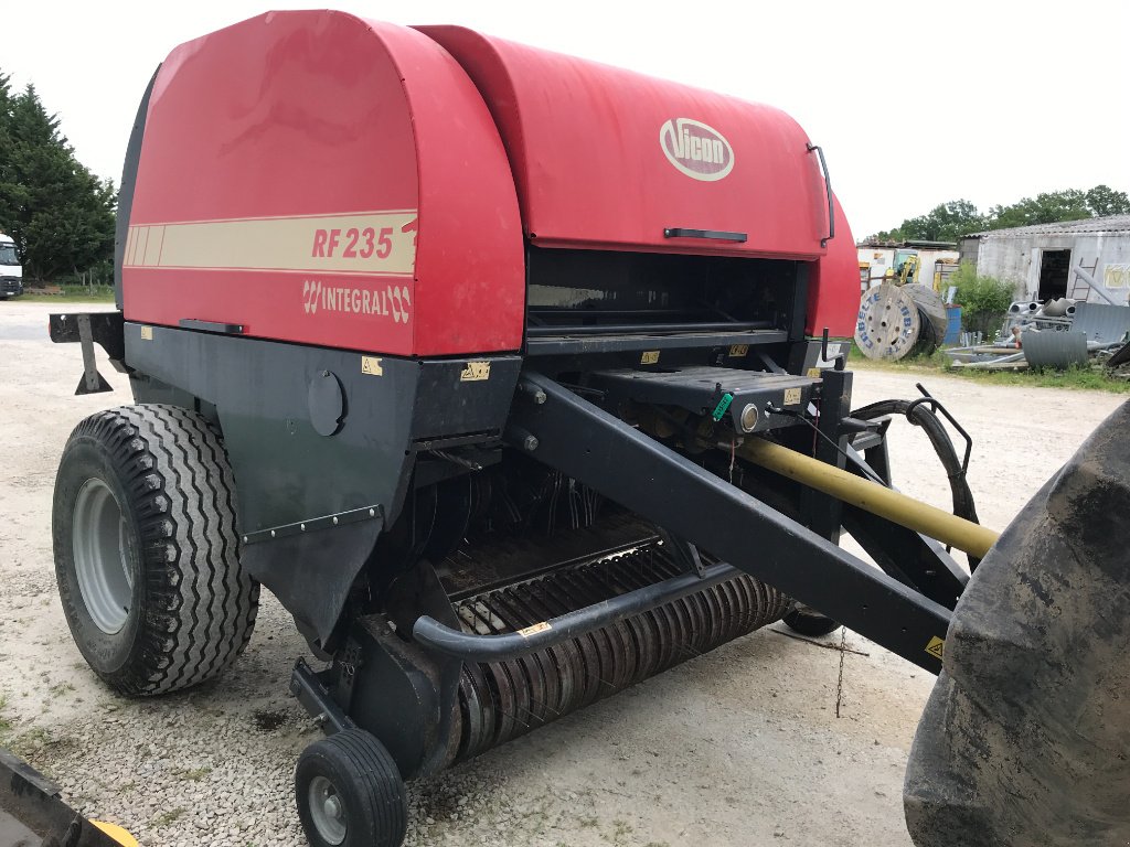 Rundballenpresse des Typs Vicon Rf235, Gebrauchtmaschine in MORLHON LE HAUT (Bild 3)
