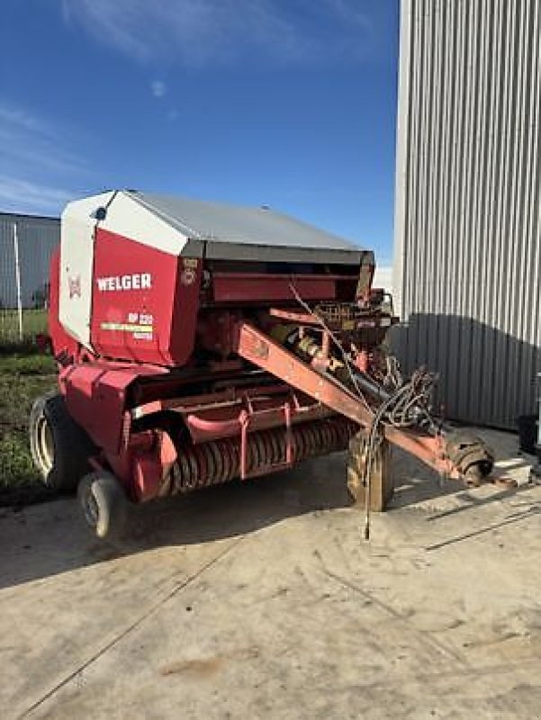 Rundballenpresse des Typs Welger RP 220 MASTER, Gebrauchtmaschine in Carcassonne (Bild 1)