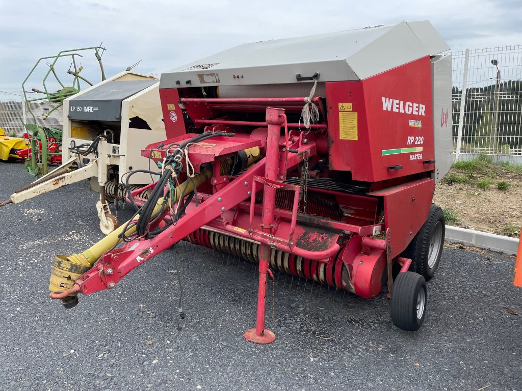 Rundballenpresse del tipo Welger RP 220, Gebrauchtmaschine In VERNOUX EN VIVARAIS (Immagine 1)