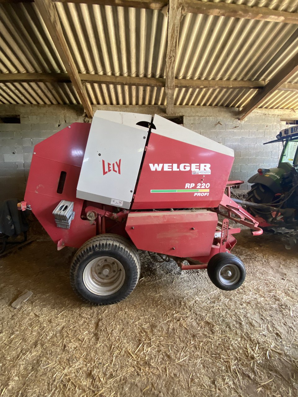 Rundballenpresse del tipo Welger Rp 220, Gebrauchtmaschine In VERNOUX EN VIVARAIS (Immagine 1)