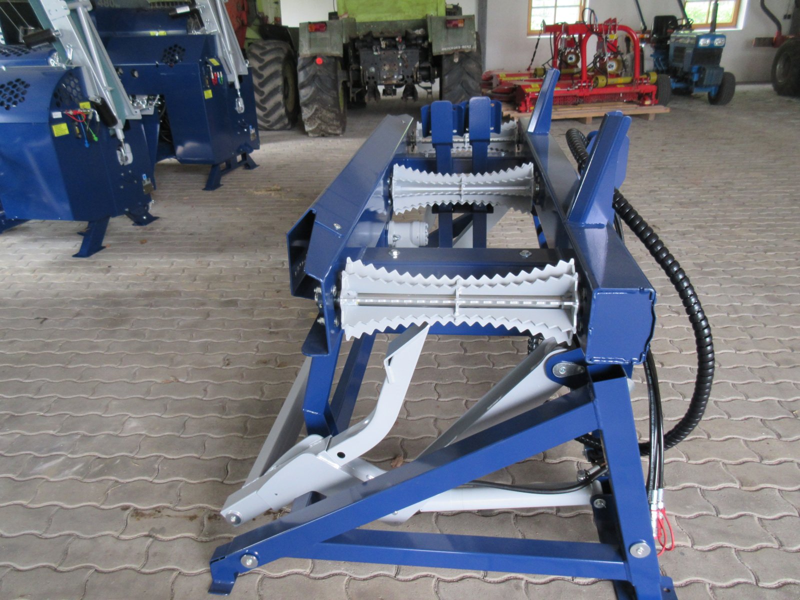 Sägeautomat & Spaltautomat des Typs Tajfun DM 2000, Neumaschine in Pliening (Bild 2)