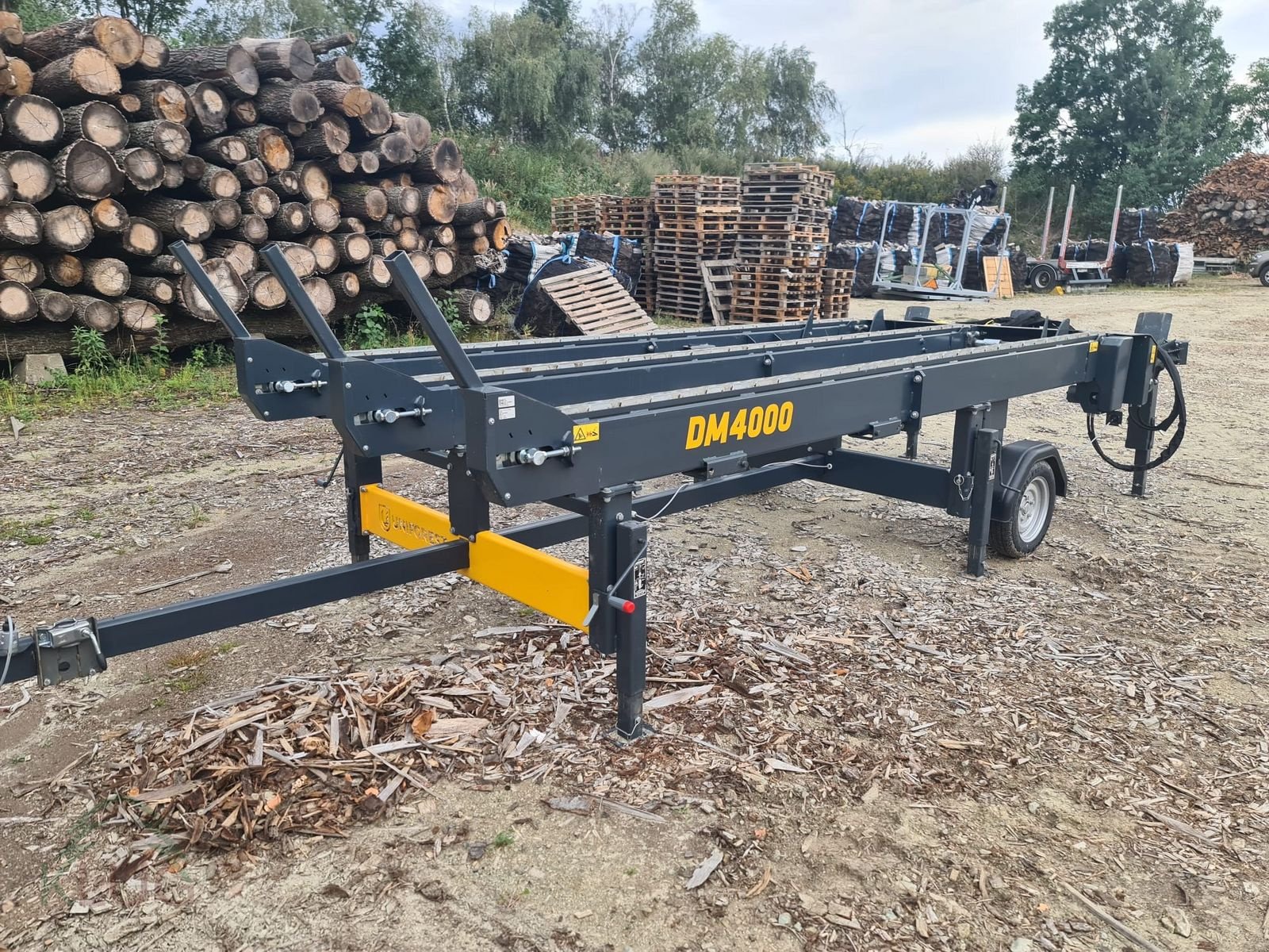 Sägeautomat & Spaltautomat Türe ait Uniforest DM 4000/3 TR H Querförderer, Gebrauchtmaschine içinde Pirching am Traubenberg (resim 1)