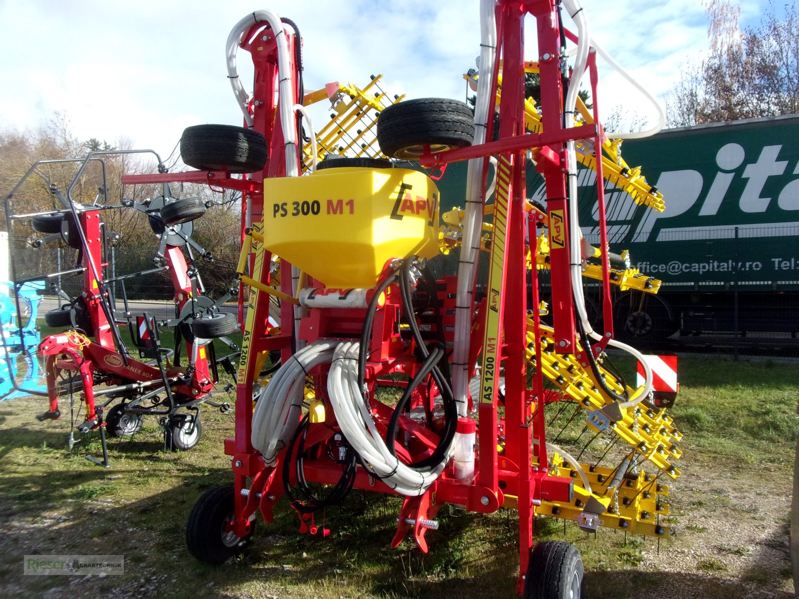 Sämaschine typu APV Striegel 12m, auf Wunsch mit Nachsaateinrichtung PS 300 M 1, Agritechnica-Startpreis, Gerät 1x verfügbar, Neumaschine v Nördlingen (Obrázek 1)