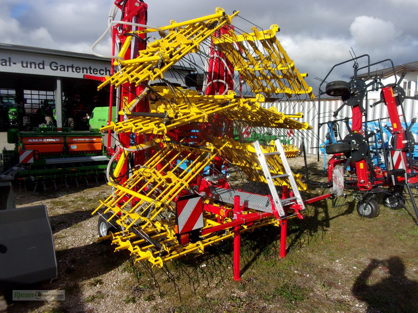 Sämaschine typu APV Striegel 12m, auf Wunsch mit Nachsaateinrichtung PS 300 M 1, Agritechnica-Startpreis, Gerät 1x verfügbar, Neumaschine v Nördlingen (Obrázek 2)