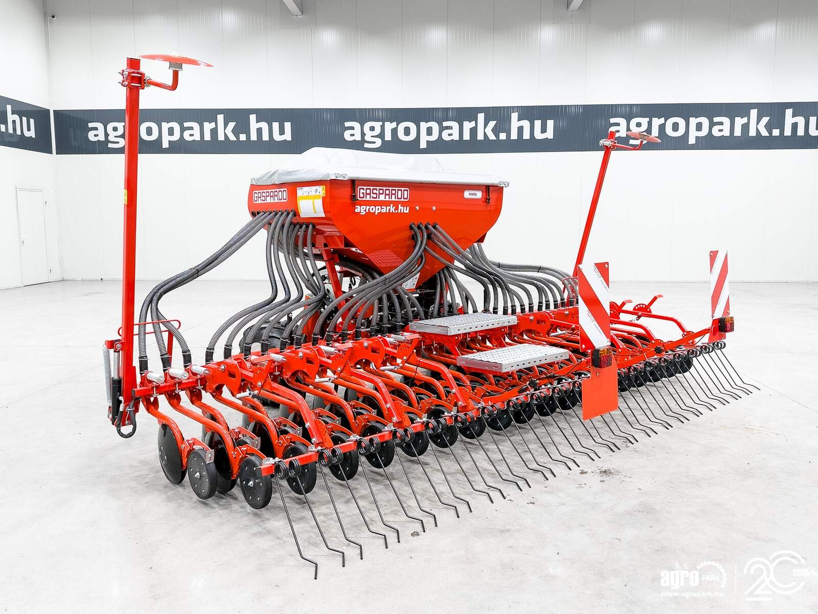 Sämaschine des Typs Maschio Pinta 450/36 4.5 m pneumatic seeder, 1,000 l seed hopper, hydraulic folding frame, Gebrauchtmaschine in Csengele (Bild 2)