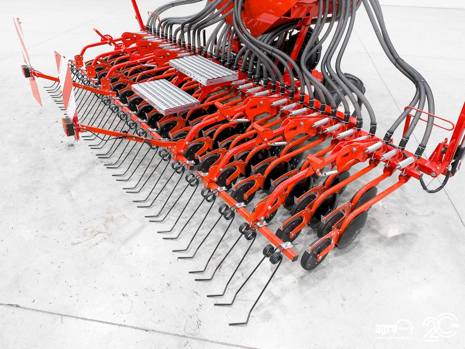 Sämaschine des Typs Maschio Pinta 450/36 4.5 m pneumatic seeder, 1,000 l seed hopper, hydraulic folding frame, Gebrauchtmaschine in Csengele (Bild 10)