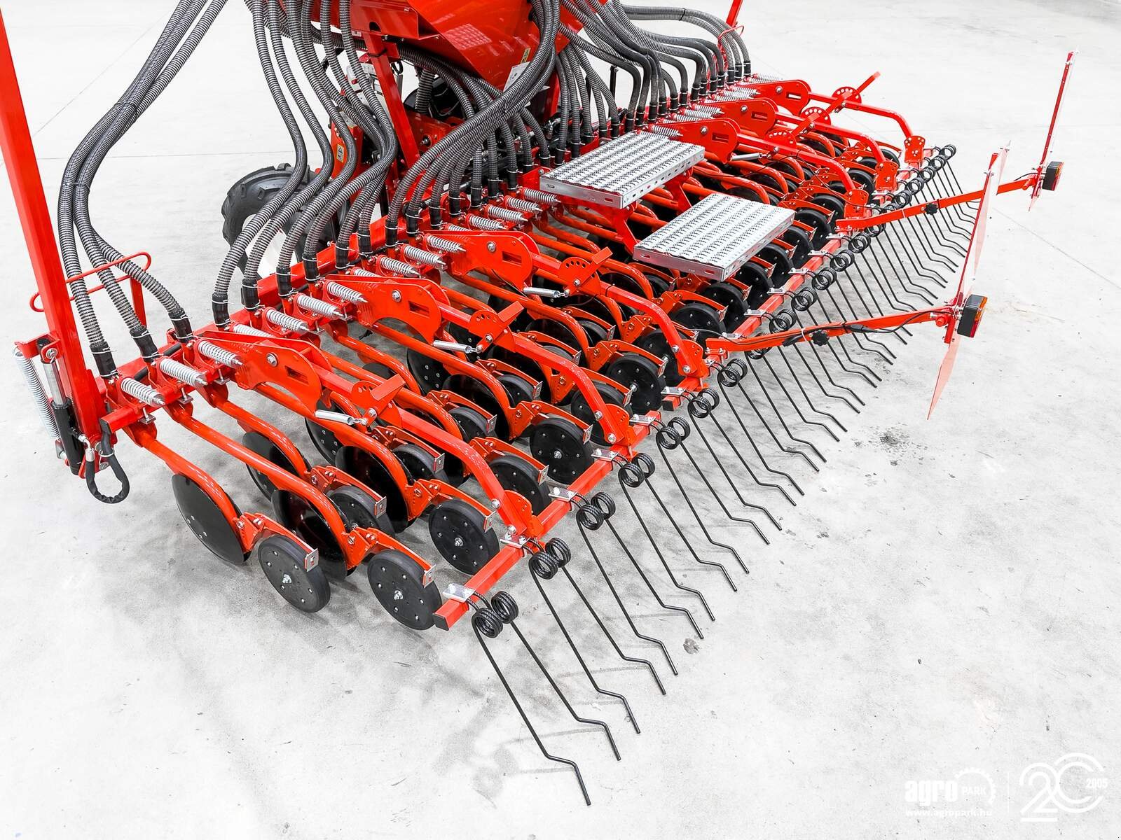 Sämaschine des Typs Maschio Pinta 450/36 4.5 m pneumatic seeder, 1,000 l seed hopper, hydraulic folding frame, Gebrauchtmaschine in Csengele (Bild 11)