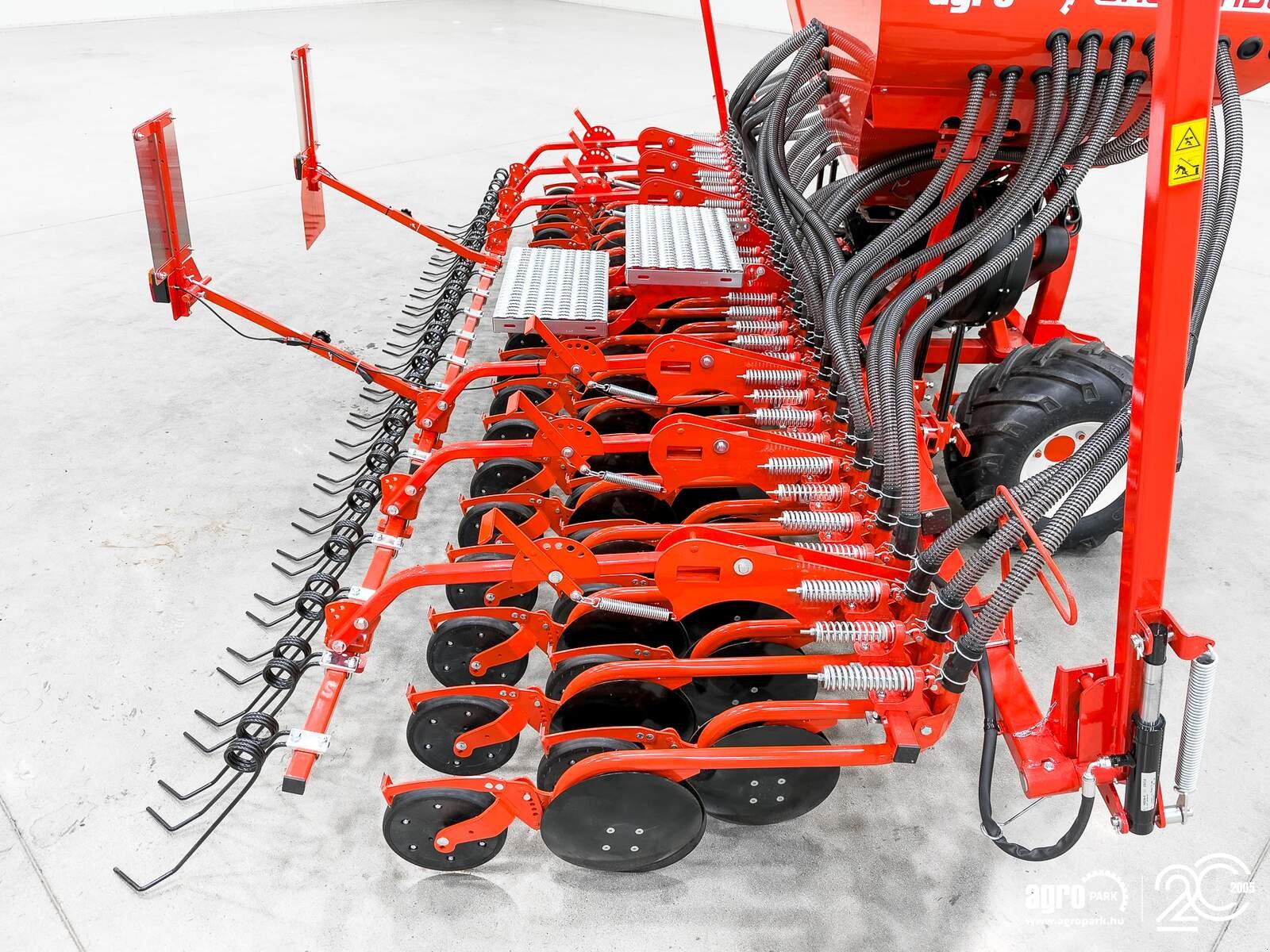 Sämaschine des Typs Maschio Pinta 450/36 4.5 m pneumatic seeder, 1,000 l seed hopper, hydraulic folding frame, Gebrauchtmaschine in Csengele (Bild 12)