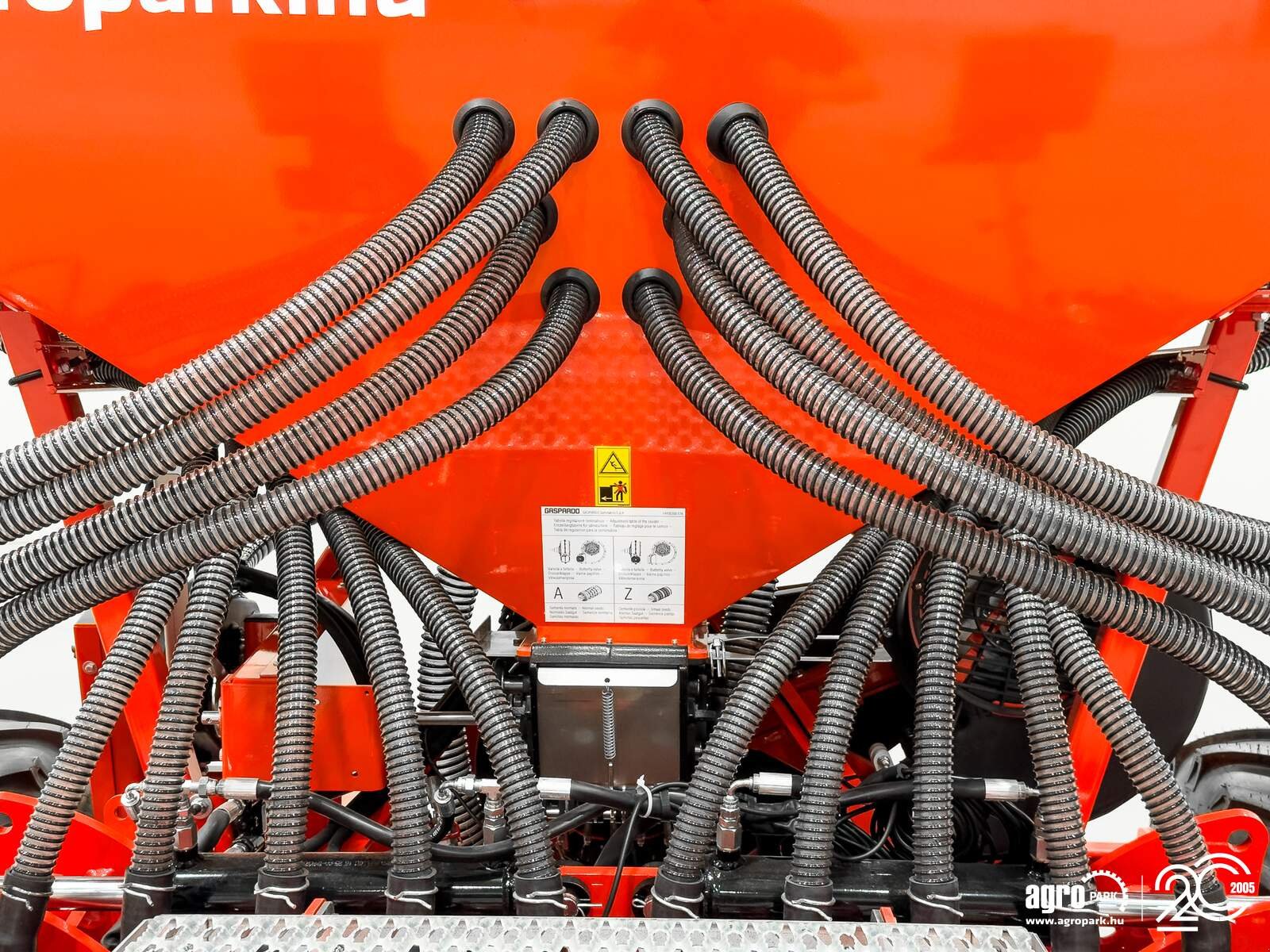 Sämaschine des Typs Maschio Pinta 450/36 4.5 m pneumatic seeder, 1,000 l seed hopper, hydraulic folding frame, Gebrauchtmaschine in Csengele (Bild 19)