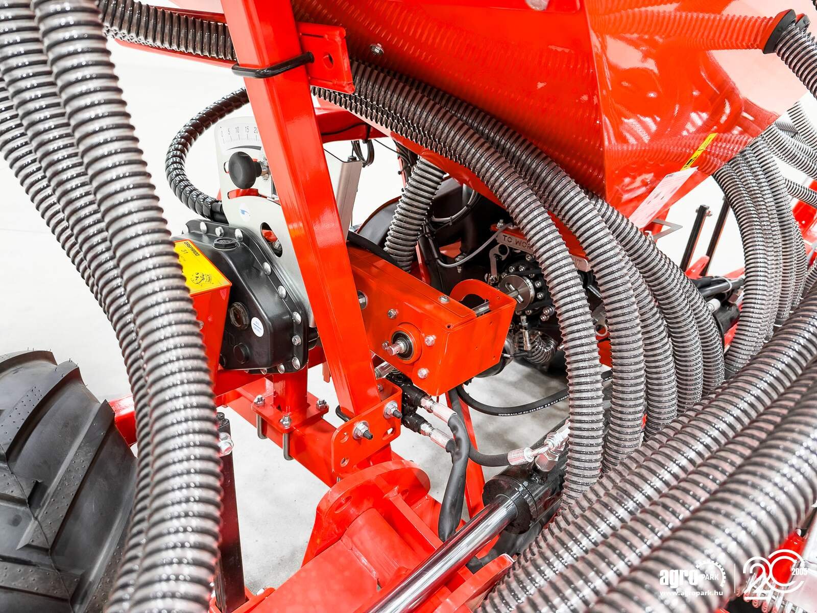 Sämaschine des Typs Maschio Pinta 450/36 4.5 m pneumatic seeder, 1,000 l seed hopper, hydraulic folding frame, Gebrauchtmaschine in Csengele (Bild 21)