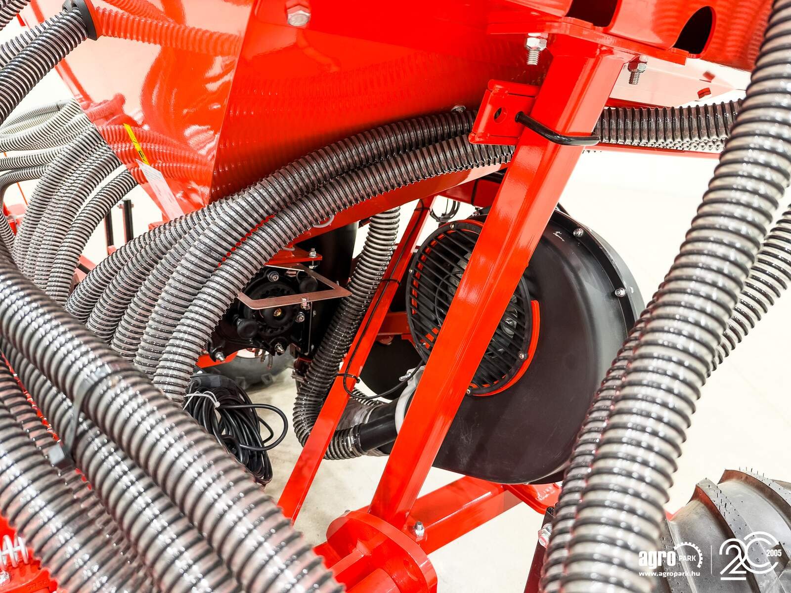 Sämaschine des Typs Maschio Pinta 450/36 4.5 m pneumatic seeder, 1,000 l seed hopper, hydraulic folding frame, Gebrauchtmaschine in Csengele (Bild 22)