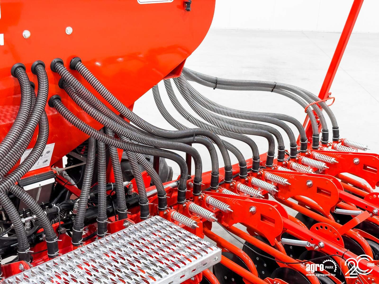 Sämaschine des Typs Maschio Pinta 450/36 4.5 m pneumatic seeder, 1,000 l seed hopper, hydraulic folding frame, Gebrauchtmaschine in Csengele (Bild 24)