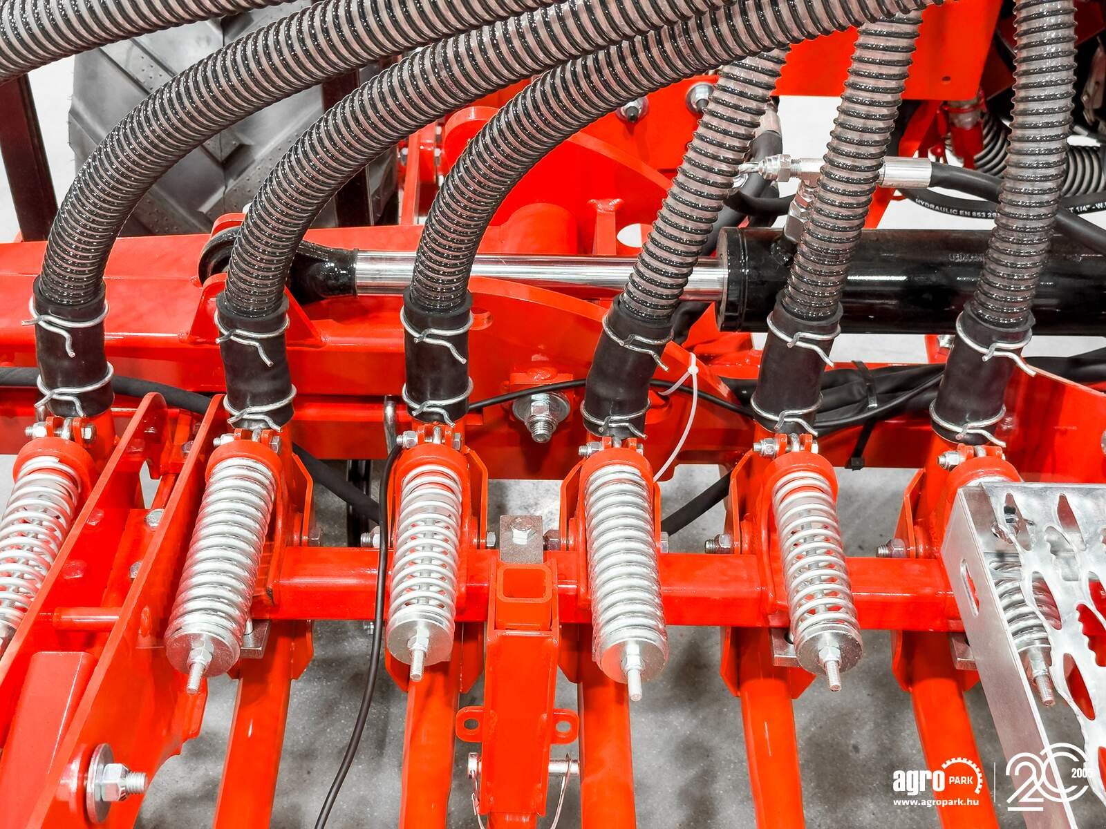 Sämaschine des Typs Maschio Pinta 450/36 4.5 m pneumatic seeder, 1,000 l seed hopper, hydraulic folding frame, Gebrauchtmaschine in Csengele (Bild 25)