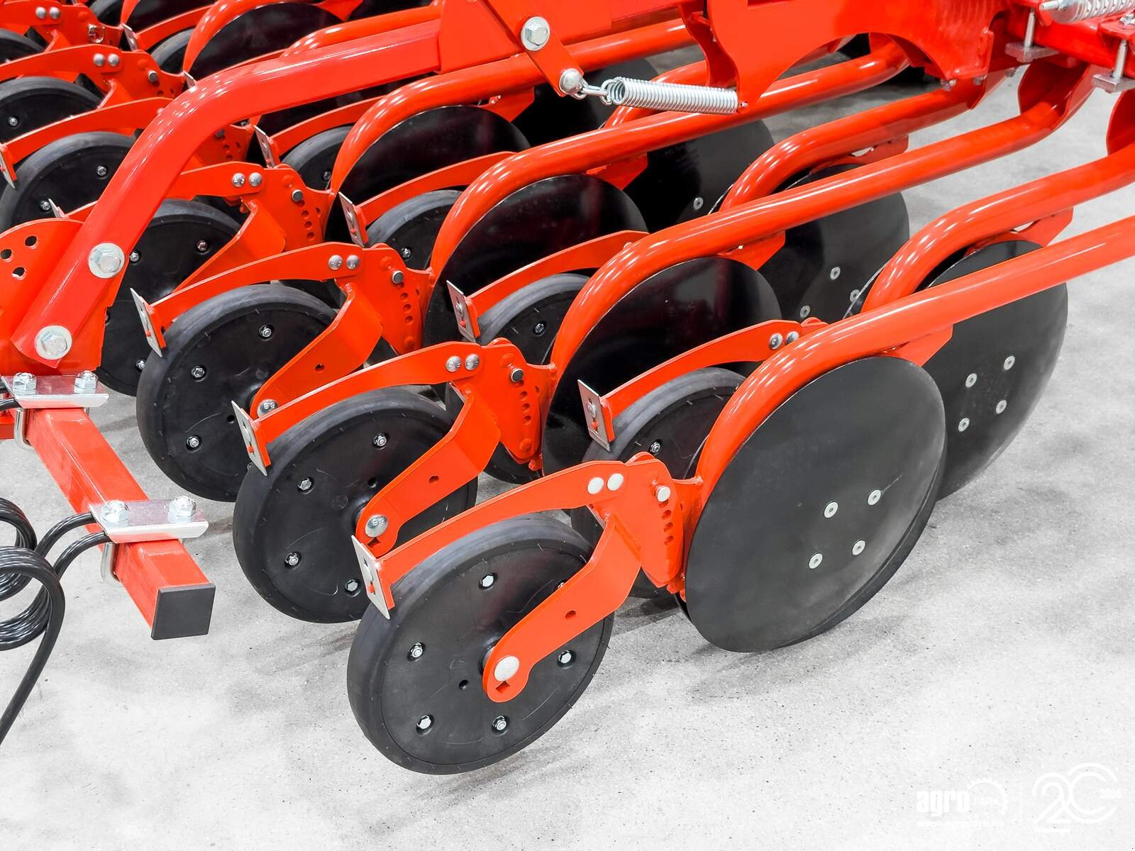 Sämaschine des Typs Maschio Pinta 450/36 4.5 m pneumatic seeder, 1,000 l seed hopper, hydraulic folding frame, Gebrauchtmaschine in Csengele (Bild 28)