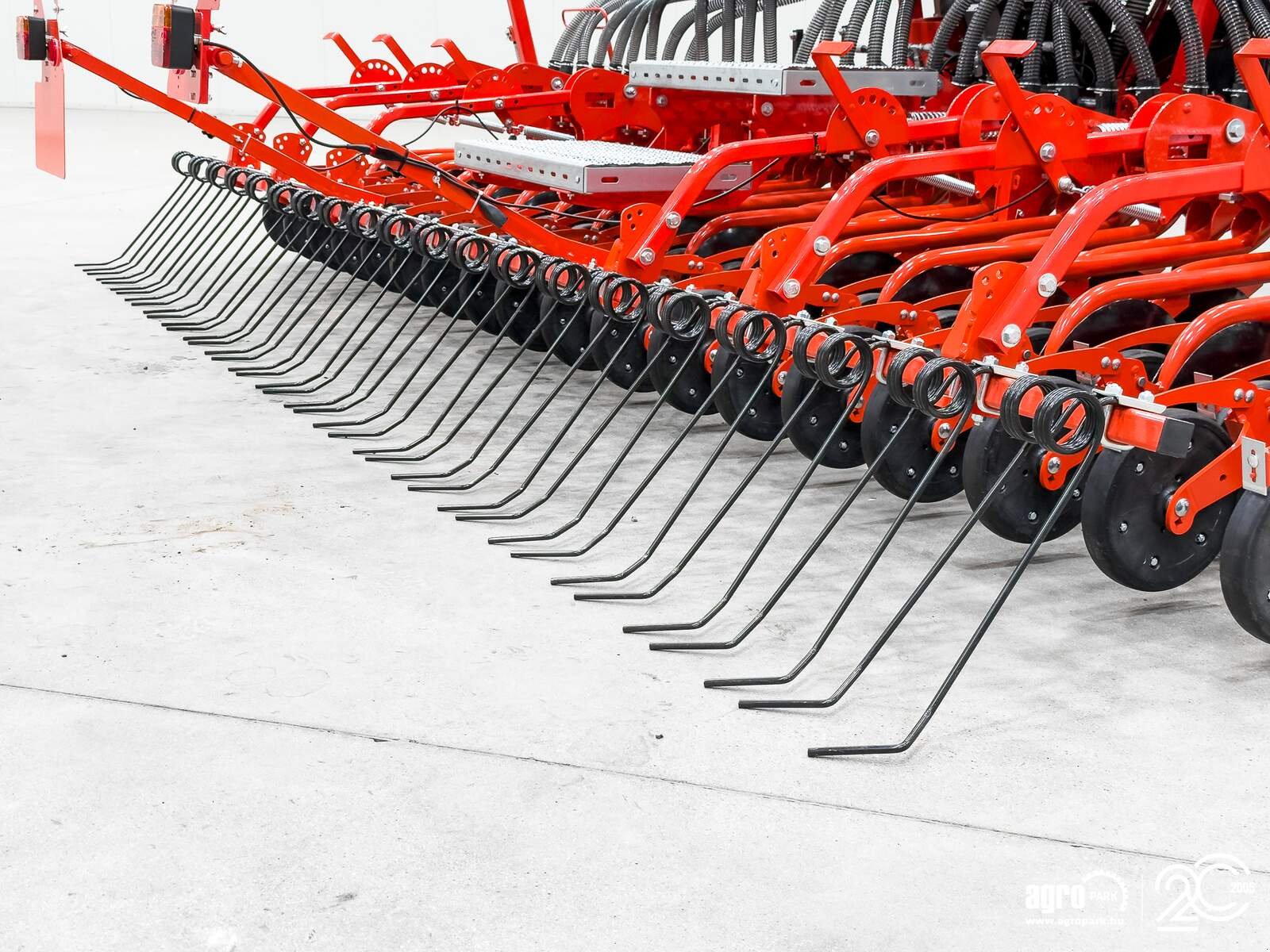 Sämaschine des Typs Maschio Pinta 450/36 4.5 m pneumatic seeder, 1,000 l seed hopper, hydraulic folding frame, Gebrauchtmaschine in Csengele (Bild 29)