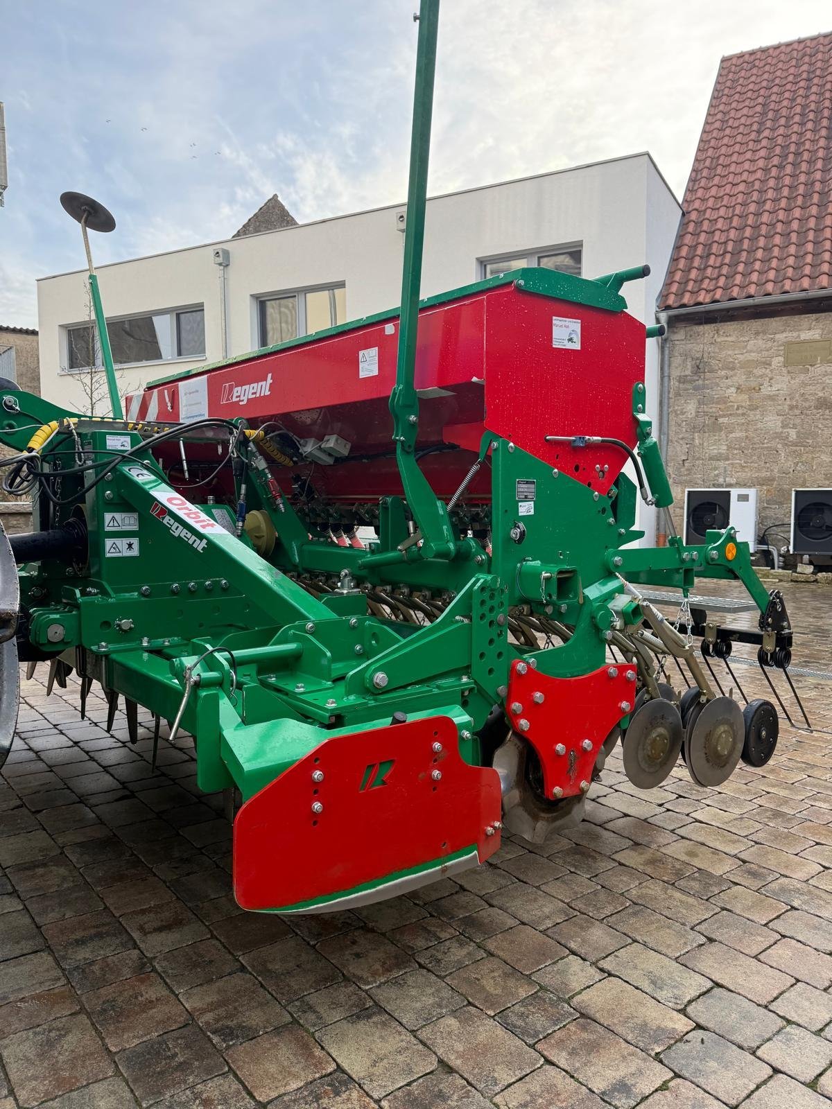 Sämaschine des Typs Regent Seedstar RSM-V 312 DS, Gebrauchtmaschine in Biebelried  (Bild 1)