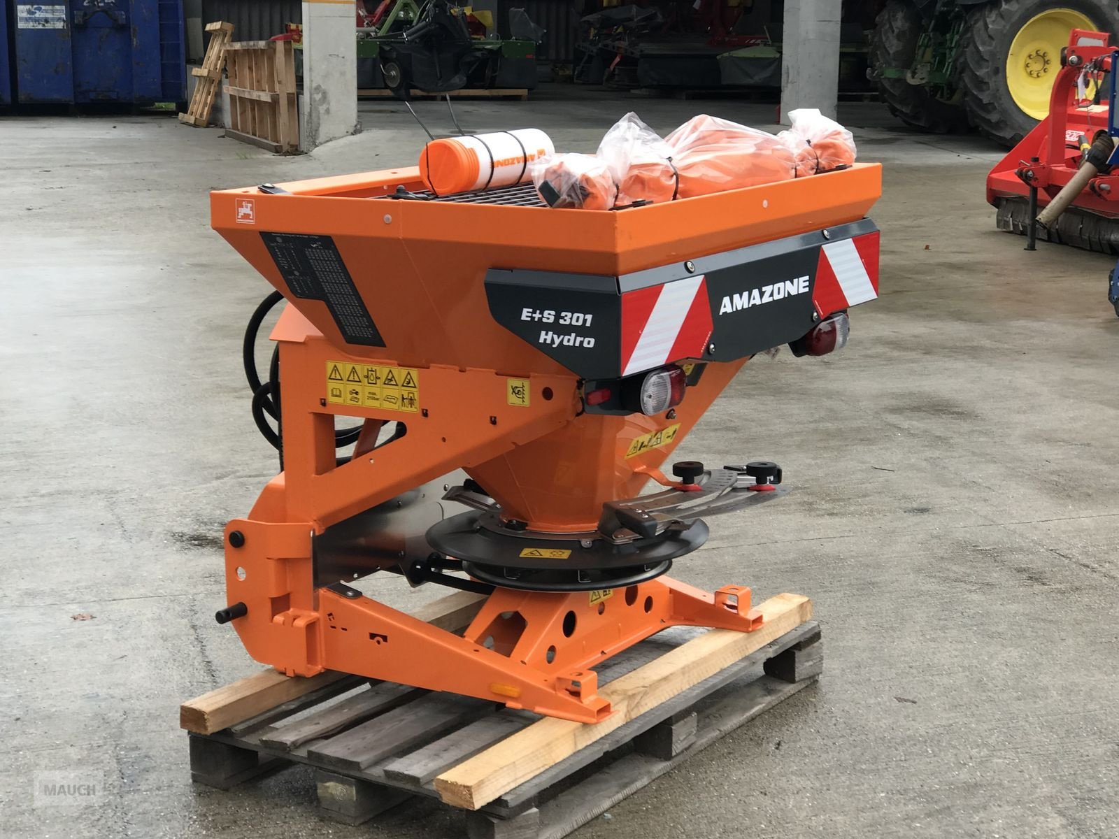 Sandstreuer & Salzstreuer des Typs Amazone E + S 301, Neumaschine in Burgkirchen (Bild 7)