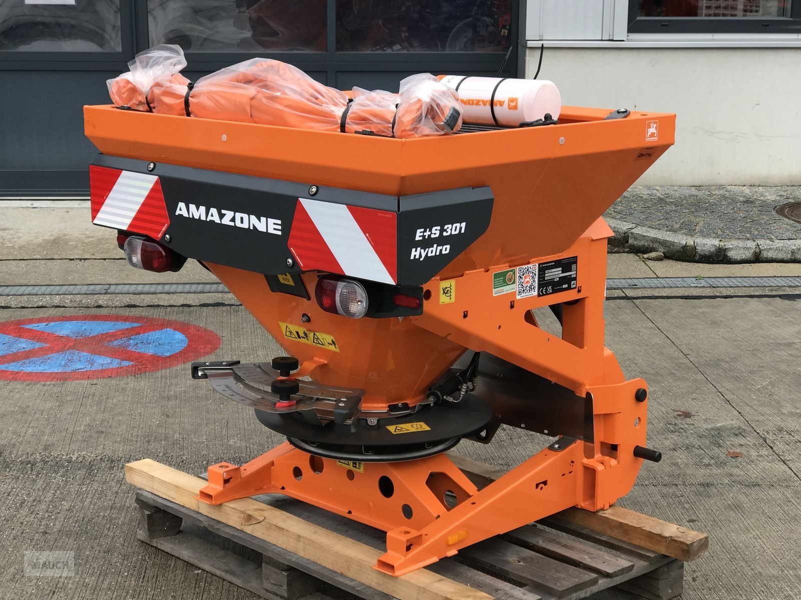 Sandstreuer & Salzstreuer des Typs Amazone E + S 301, Neumaschine in Burgkirchen (Bild 1)