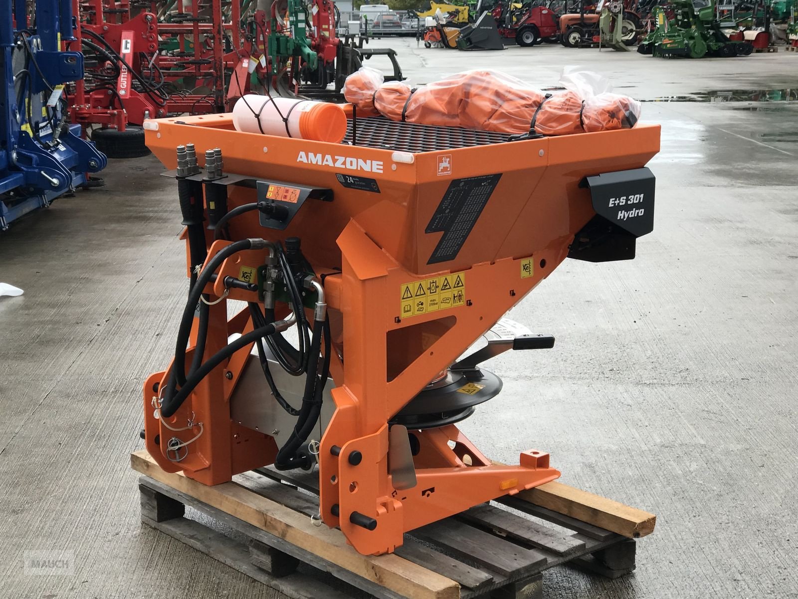 Sandstreuer & Salzstreuer des Typs Amazone E + S 301, Neumaschine in Burgkirchen (Bild 5)