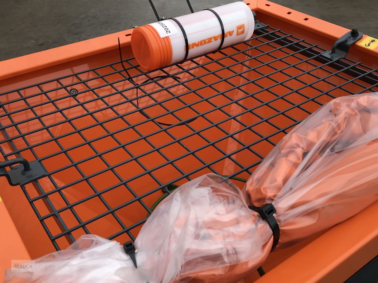 Sandstreuer & Salzstreuer des Typs Amazone E + S 301, Neumaschine in Burgkirchen (Bild 9)