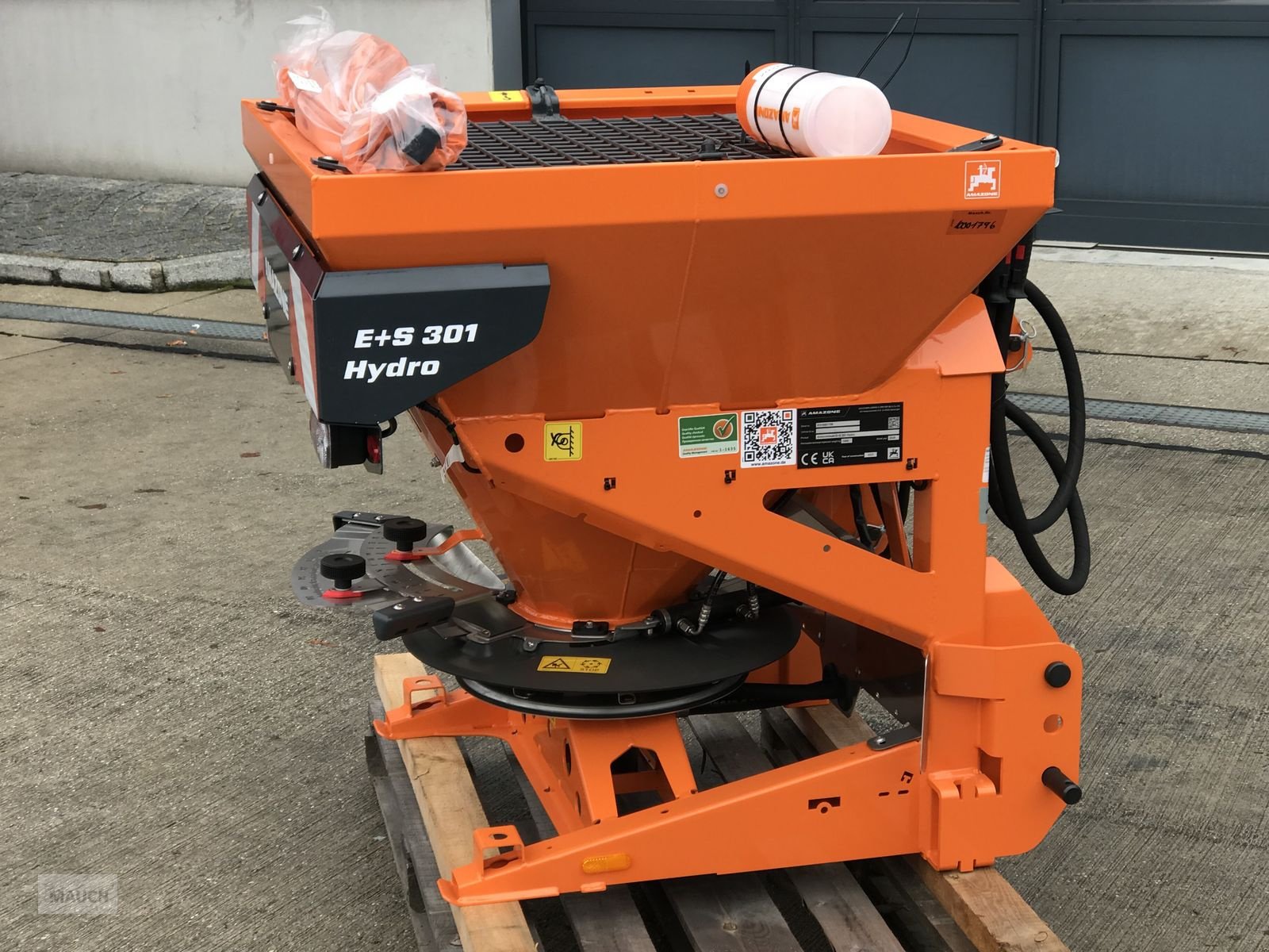 Sandstreuer & Salzstreuer des Typs Amazone E + S 301, Neumaschine in Burgkirchen (Bild 2)