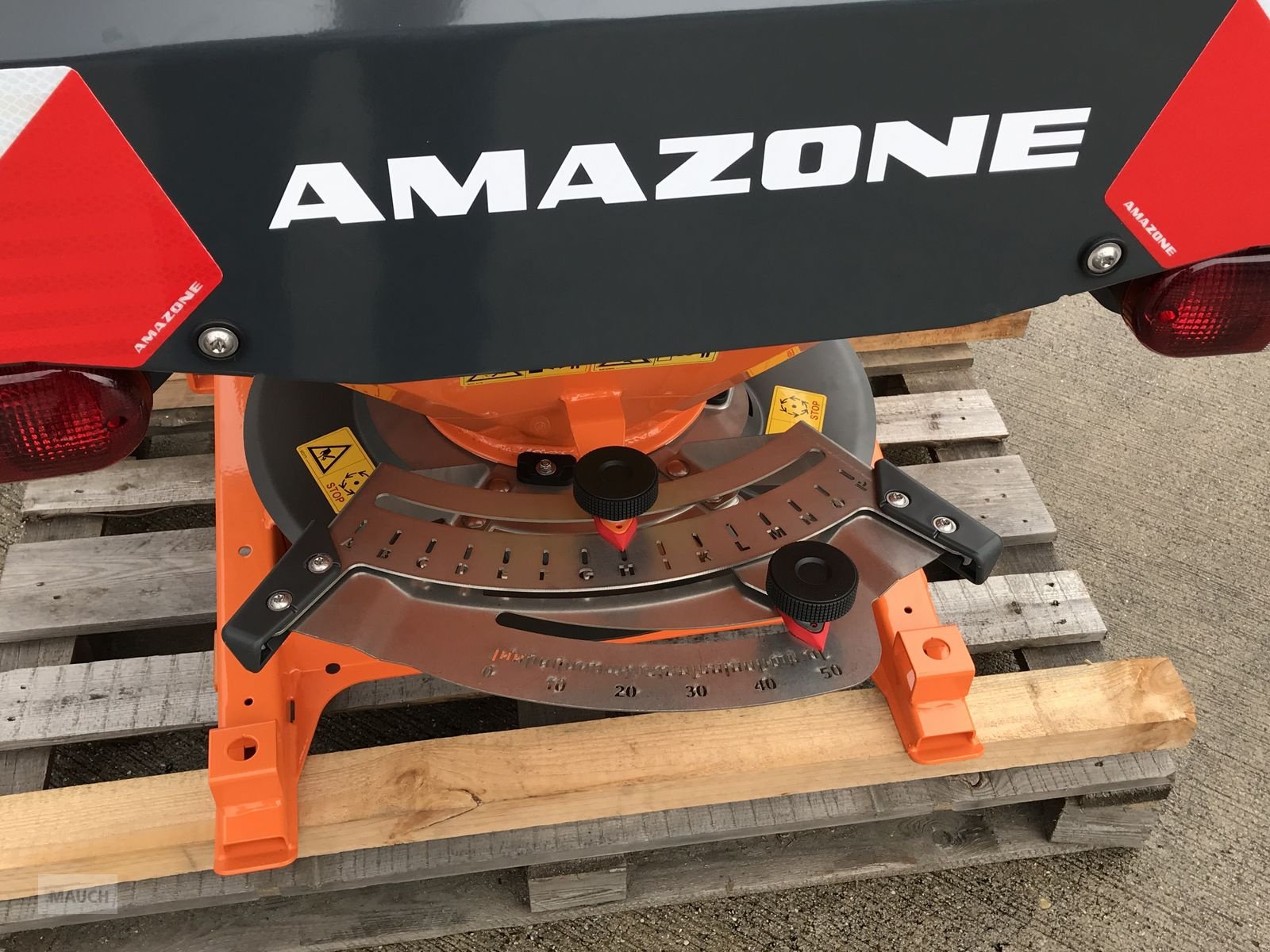 Sandstreuer & Salzstreuer des Typs Amazone E + S 301, Neumaschine in Burgkirchen (Bild 8)