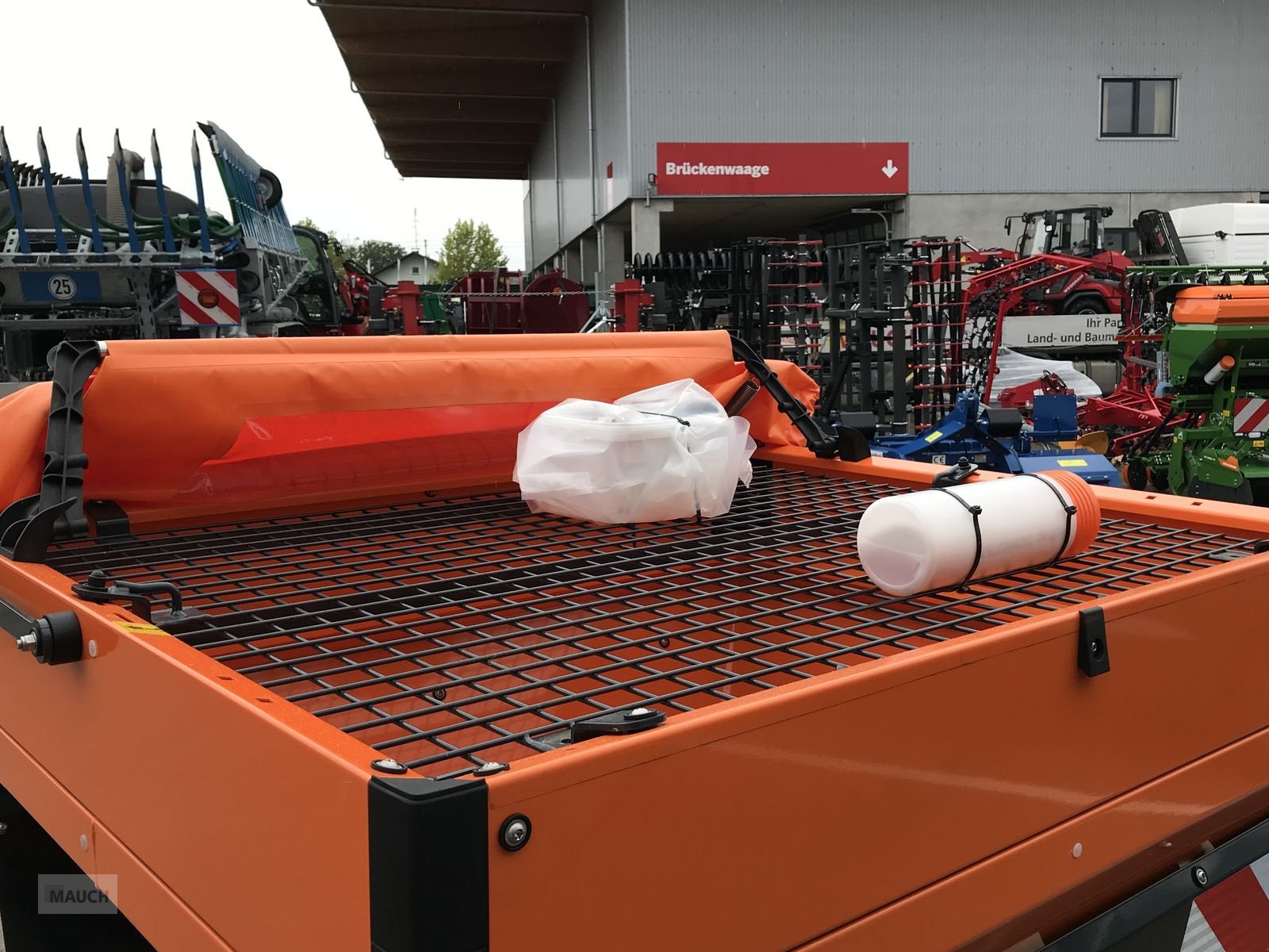 Sandstreuer & Salzstreuer от тип Amazone E + S 751 mit EasySet IceTiger Terminal, Neumaschine в Burgkirchen (Снимка 7)