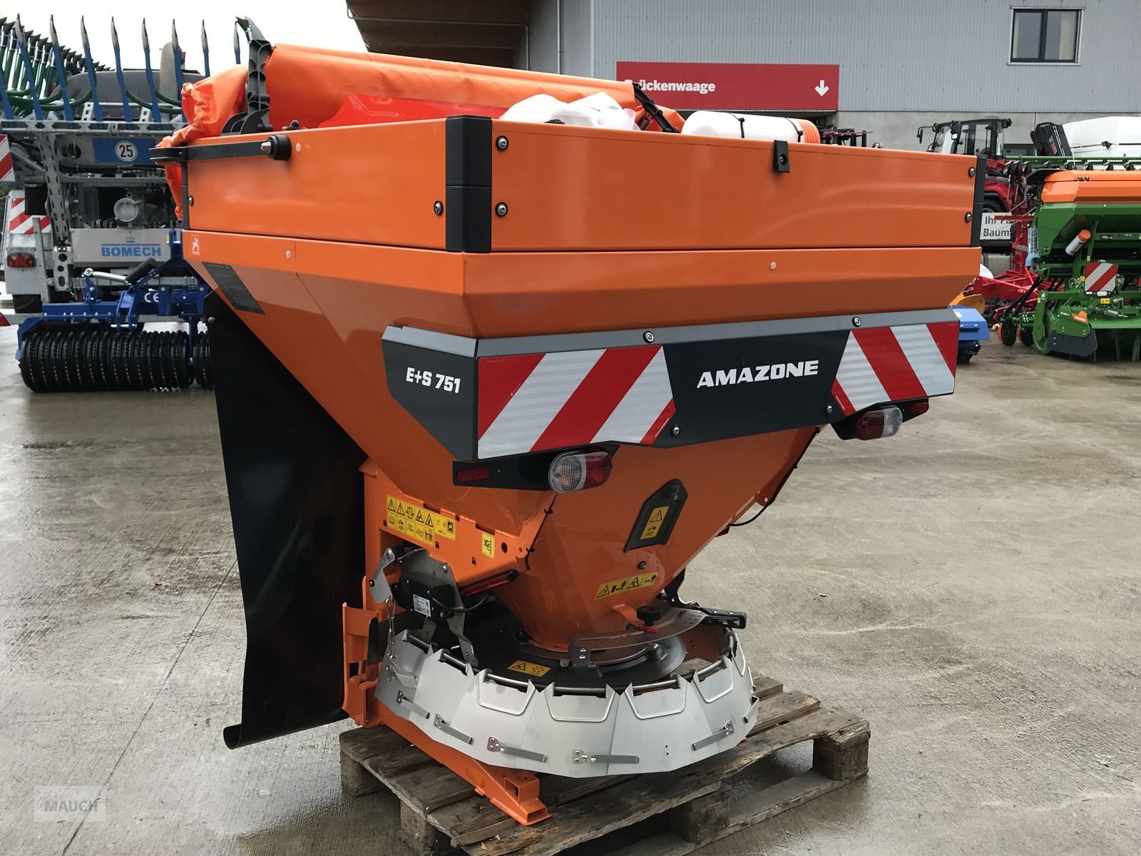 Sandstreuer & Salzstreuer от тип Amazone E + S 751 mit EasySet IceTiger Terminal, Neumaschine в Burgkirchen (Снимка 6)