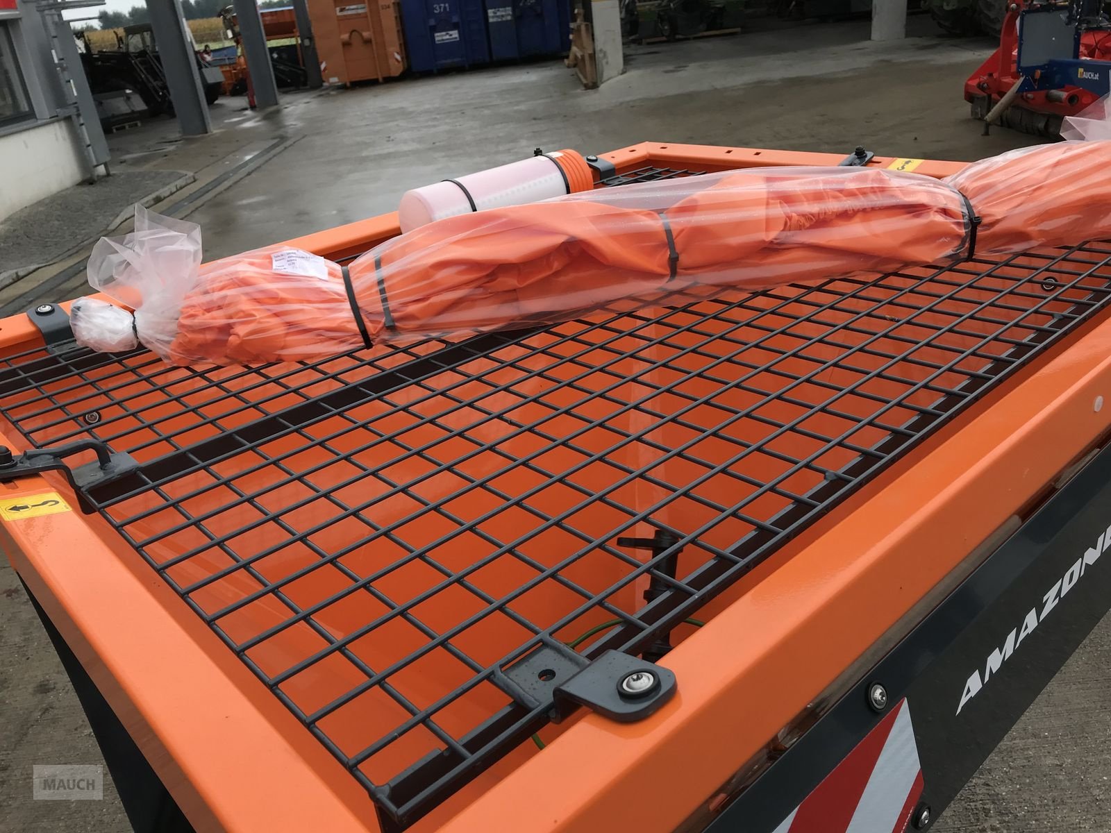 Sandstreuer & Salzstreuer of the type Amazone E + S 751, Neumaschine in Burgkirchen (Picture 10)