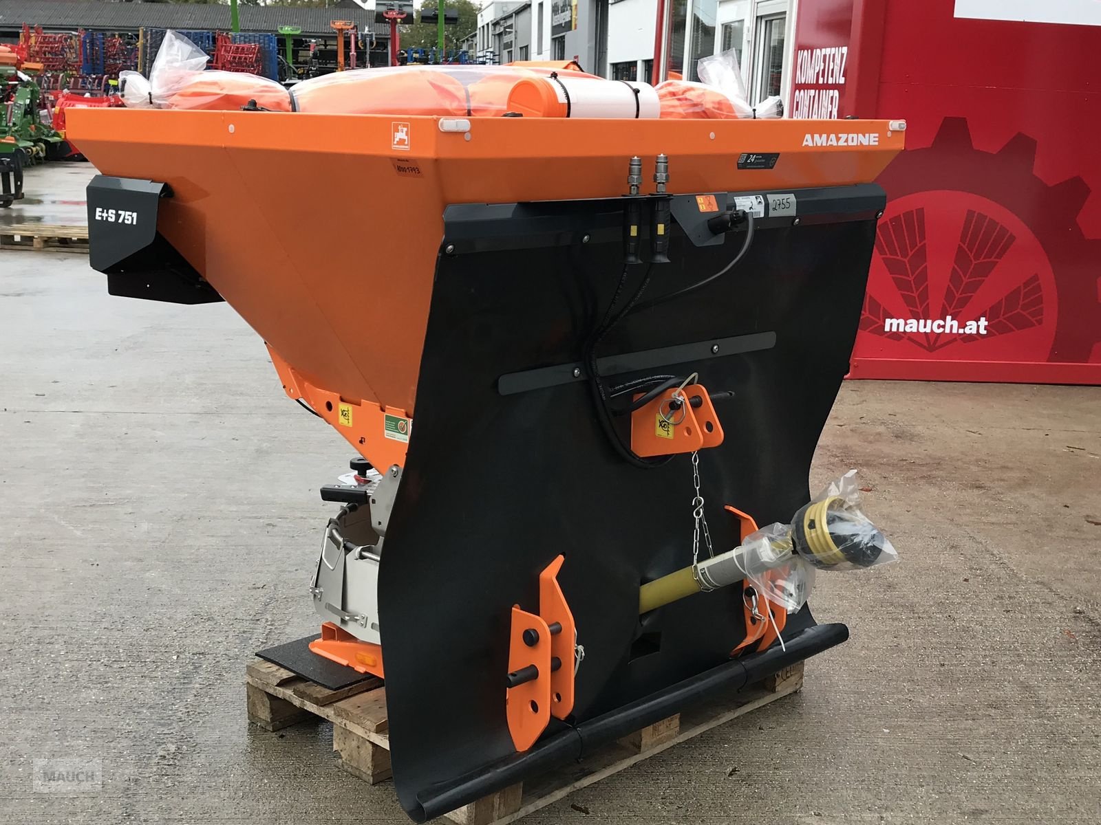 Sandstreuer & Salzstreuer of the type Amazone E + S 751, Neumaschine in Burgkirchen (Picture 3)