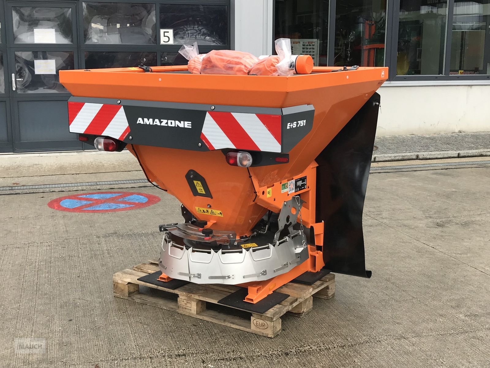 Sandstreuer & Salzstreuer of the type Amazone E + S 751, Neumaschine in Burgkirchen (Picture 1)
